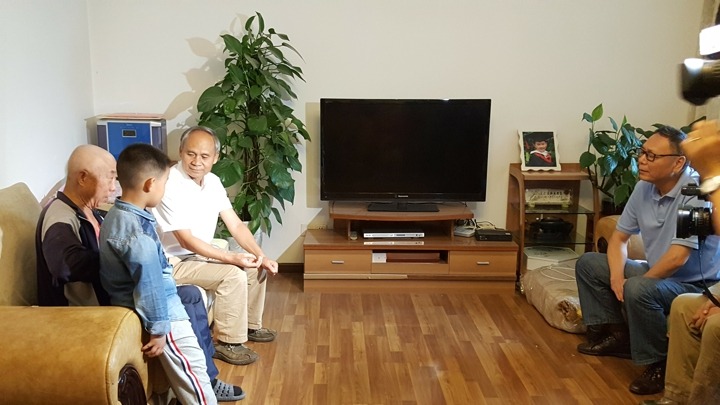 云南省总工会主席张百如到云南pp电子集团难题职工家里送温暖