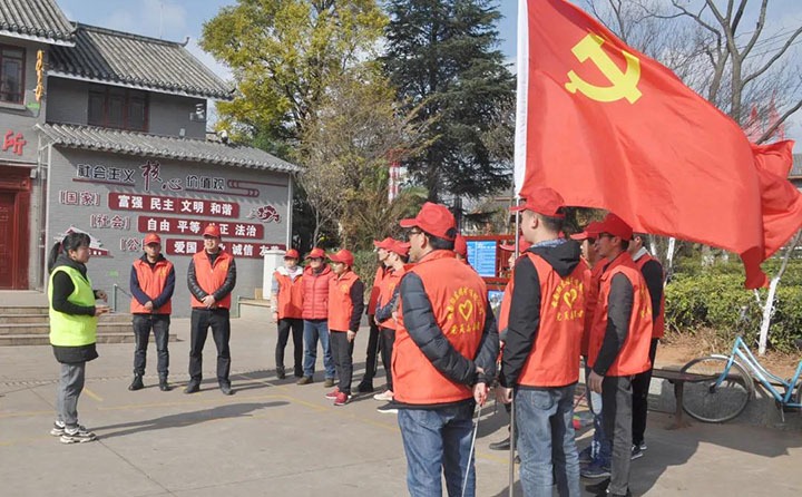 陆东煤矿公司组织开展“双报到双效劳双报告”党员自愿效劳活动