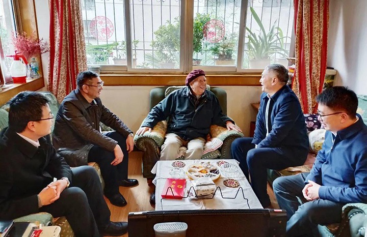 云南省国资委党委委员、副主任洪国正一行到云煤（pp电子）集团开展春节走访慰问离退老干部活动