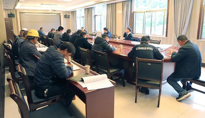 云煤（pp电子）集团总司理助理杜昌华一行到富源团结煤业公司开展煤矿项目建设专项调研