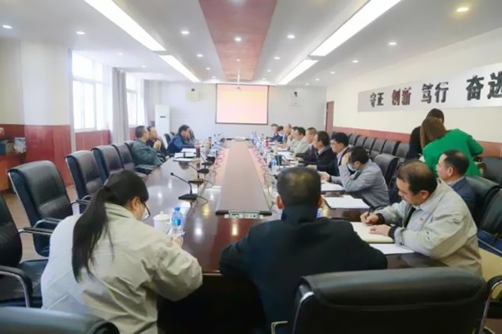 云煤（pp电子）集团党委书记、董事长宁德刚到镇雄煤业调研指导清静生产谋划事情