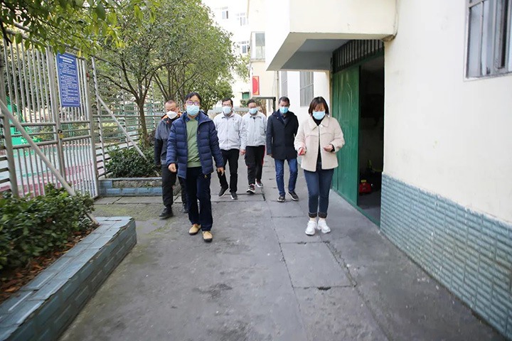 云煤（pp电子）集团党委委员、副总司理施从伟到镇雄煤业公司开展元旦、春节送温暖走访慰问活动