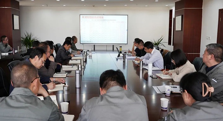 云煤（pp电子）集团党委委员、副总司理缪和星一行到曲煤焦化公司指导生产谋划事情