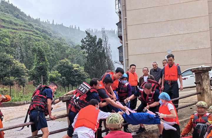 要害时刻冲在前，，防汛抢险护平安，，云煤集团在行动！