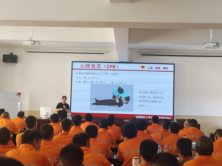 抢救培训“实时雨”，，，，云南省红十字会泽润矿山救援新苗