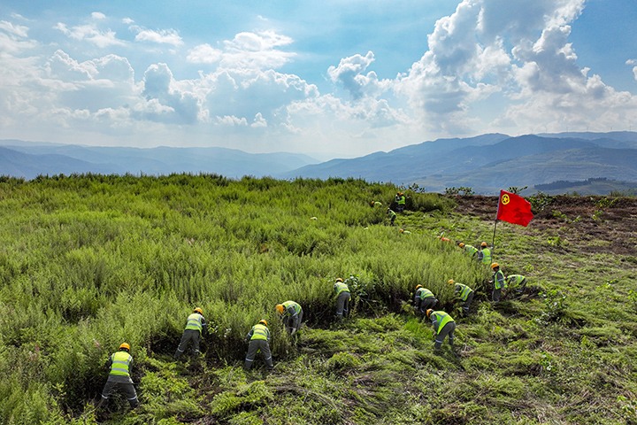 “镜”指“幕后英雄”！ 先锋煤业职工以汗水铸就责任，，，，，，共绘企业生长优美蓝图