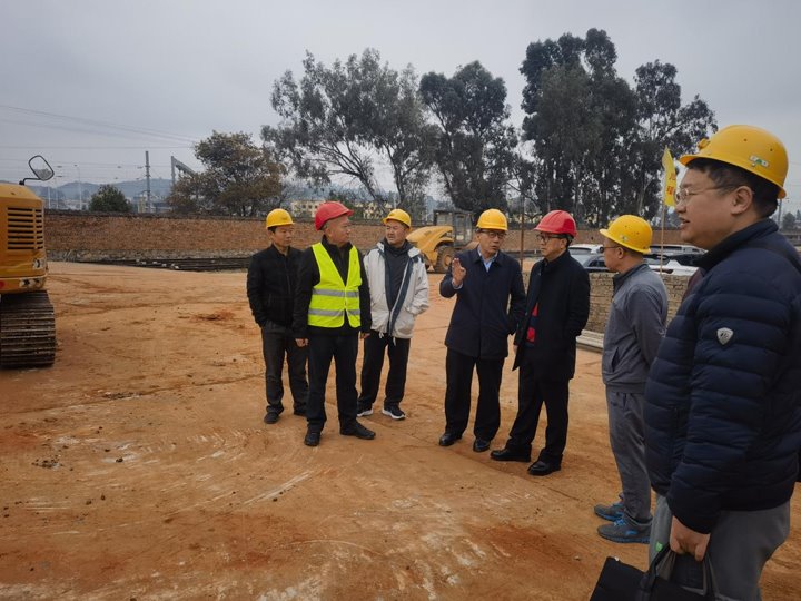 云煤集团党委委员、副总司理、总工程师施从伟到恒通煤业公司举行调研督导