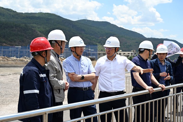 集团党委副书记、副董事长、总司理高建嵩一行到先锋煤业检查清静生产事情