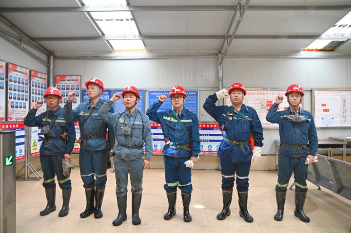 云煤集团党委委员、副总司理、总工程师施从伟到陆东煤矿督导检查清静生产事情