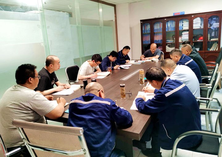 煤矿“夜课堂”：值班间隙一小时，，，人人都是清静讲师！