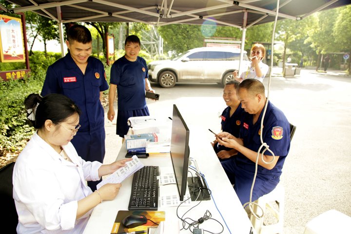 以热血为灯，，照亮生命之路——镇雄煤业爱心献血活动暖心落幕