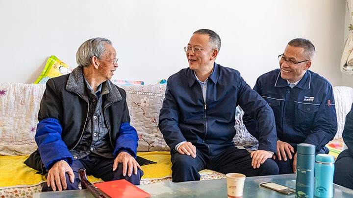 集团向导深入下层走访慰问一线难题职工